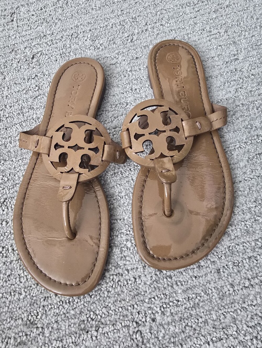 Tory Burch Miller Patent Leather Logo Sandals in Tan Msrp $200 - Picture 2 of 9